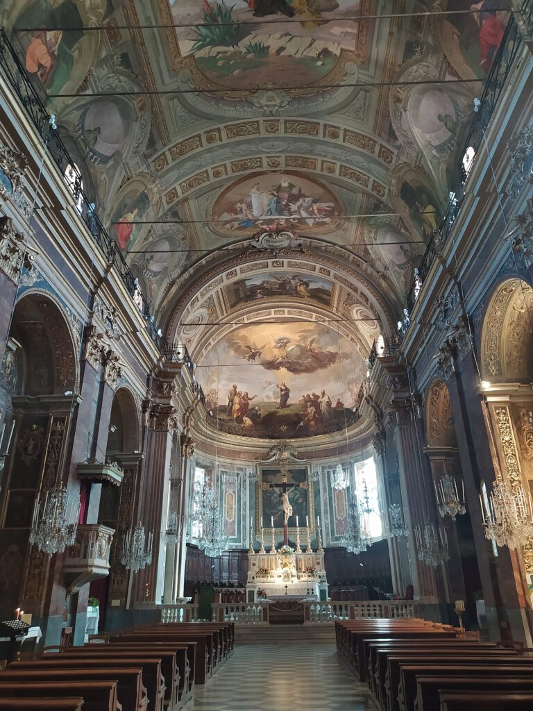 L'interno affrescato della chiesa della Santissima Trinità a Sassello