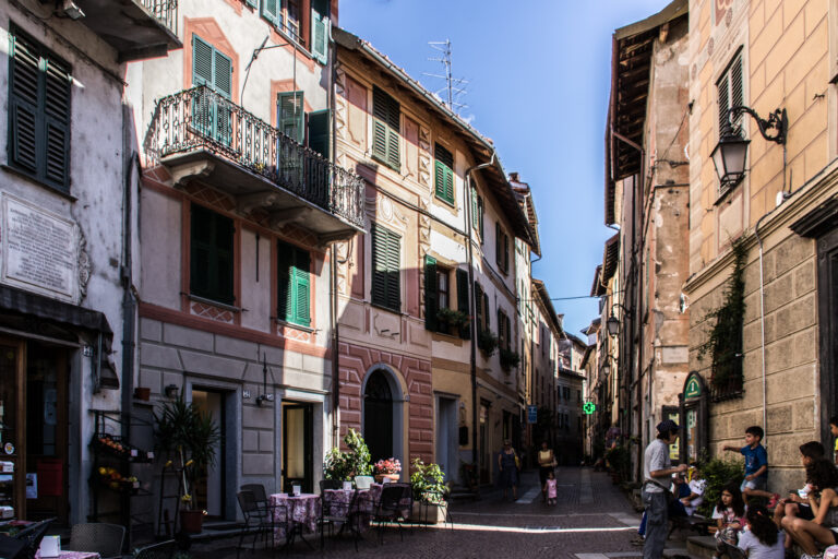 Via Giambattista Badano, la strada principale del centro storico di Sassello