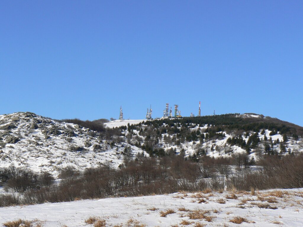 Le antenne del monte Beigua con la neve