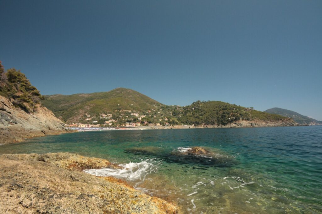 Scogli e mare a Bonassola