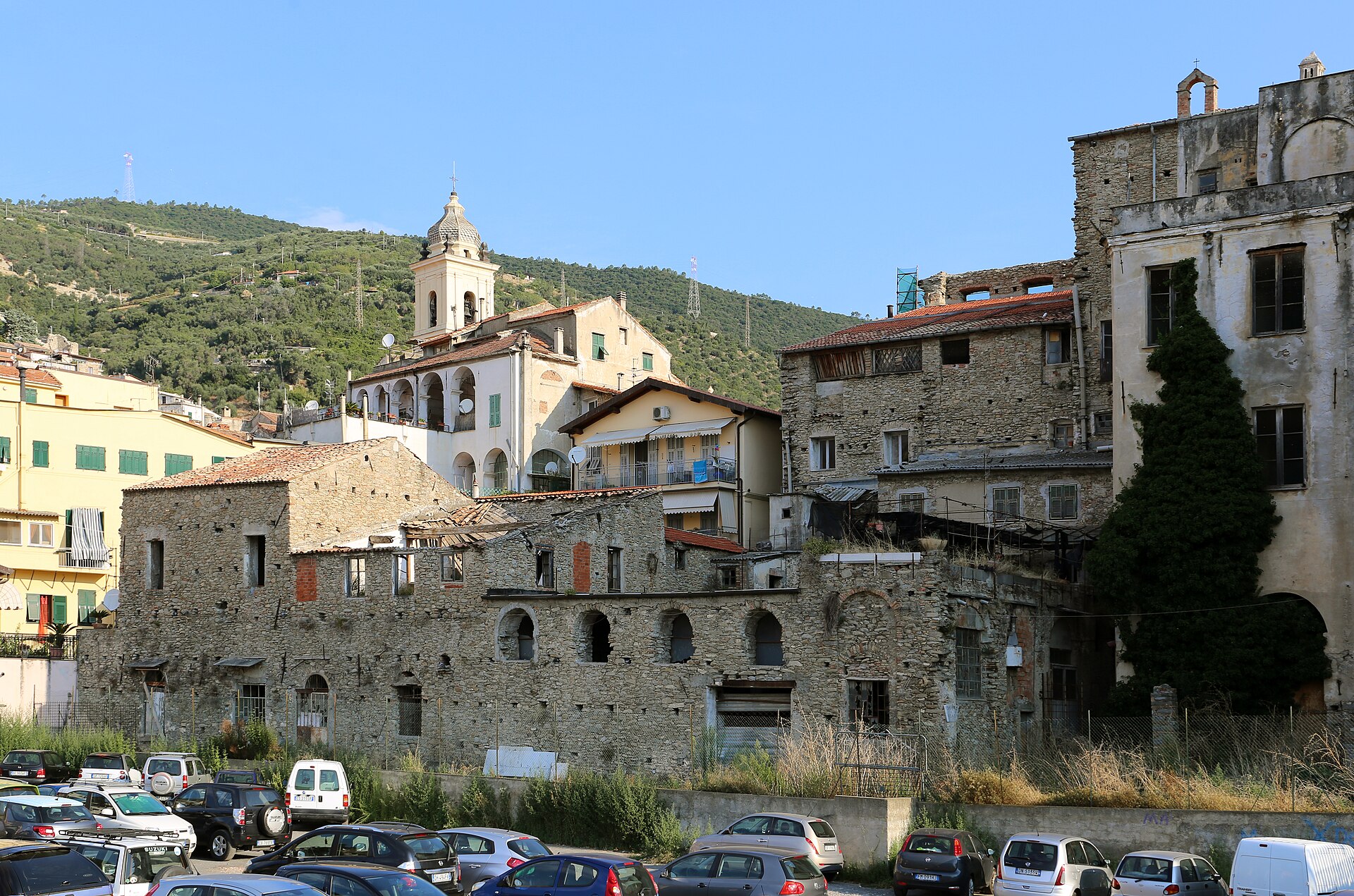 Taggia con il campanile e le case del borgo