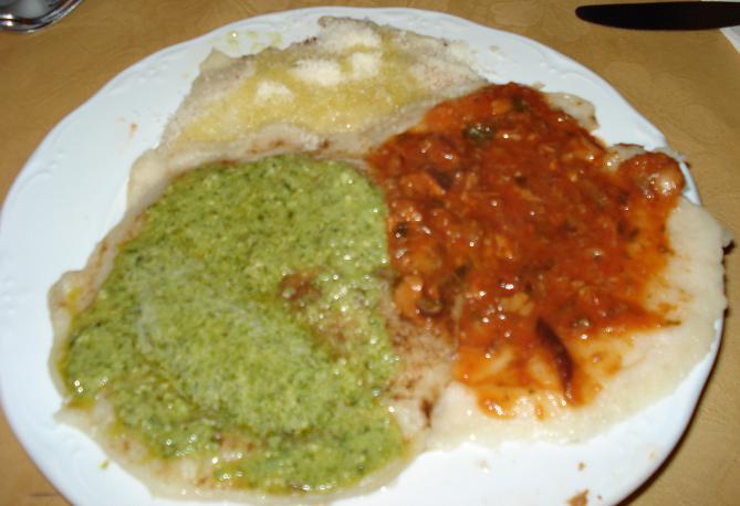Testaroli con tre condimenti: pesto, sugo e formaggio