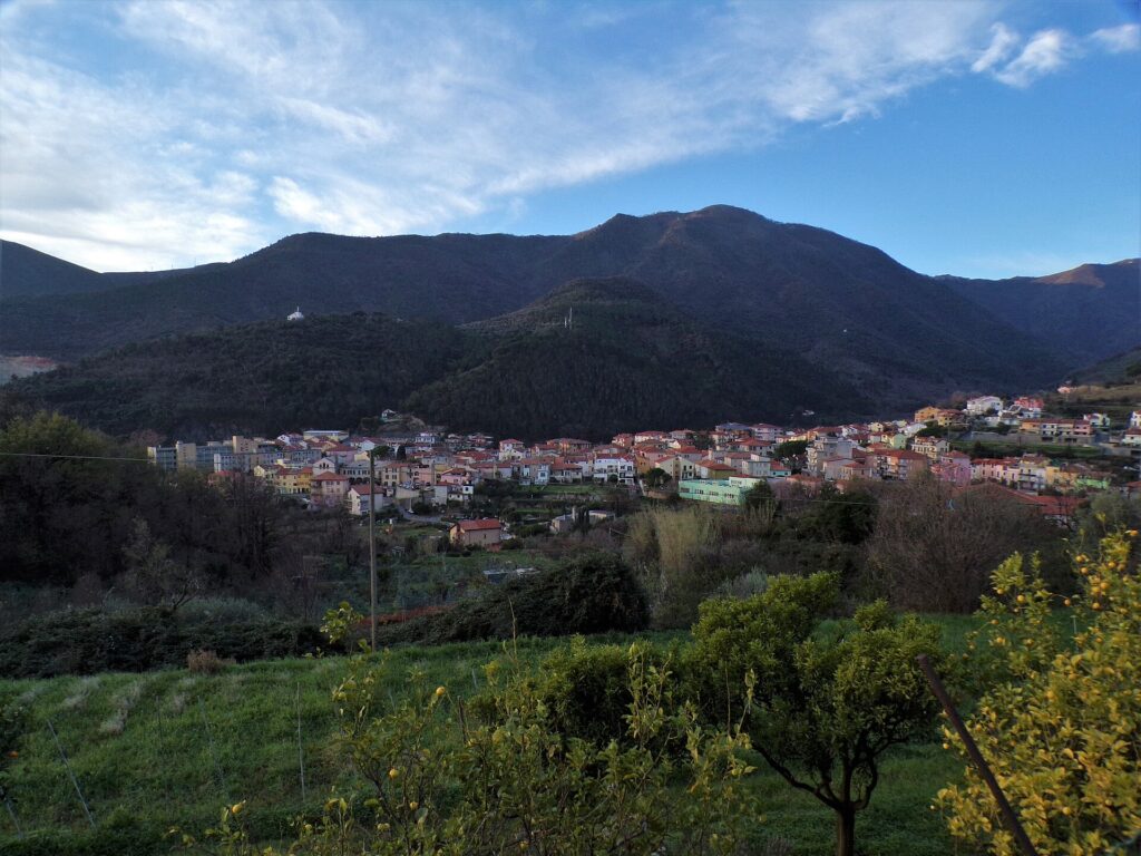 Toirano e le montagne della Val Varatella