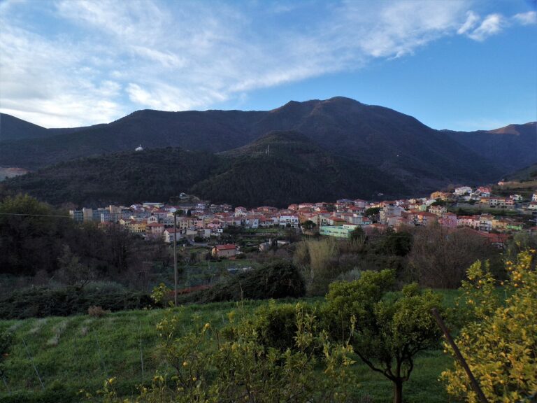 Toirano e le montagne della Val Varatella