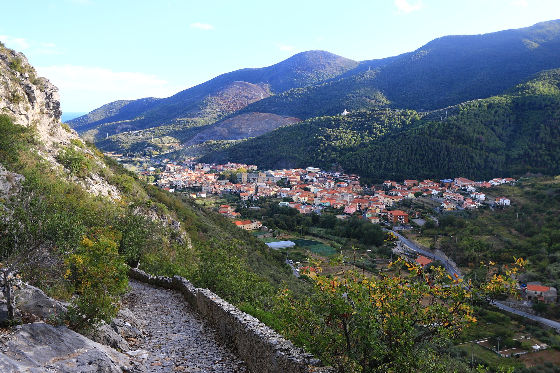 Toirano vista dal sentiero sopra il borgo