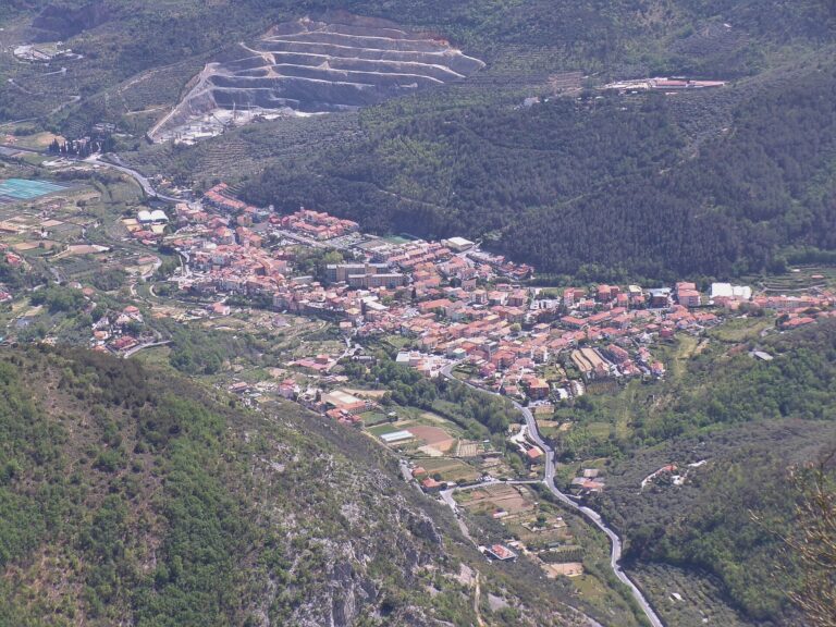 Toirano vista dall'alto