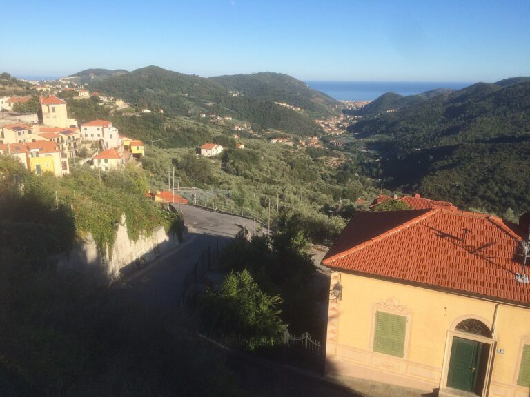 Panorama della Val Maremola con il mare in fondo, visto da Bardino Nuovo