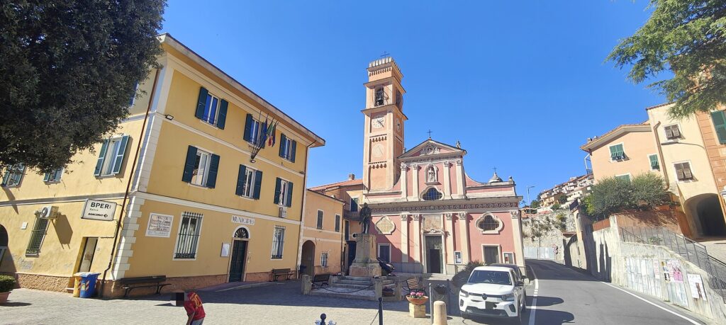 Piazza Don Zunino a Tovo San Giacomo, con il municipio e la chiesa di San Giacomo Maggiore