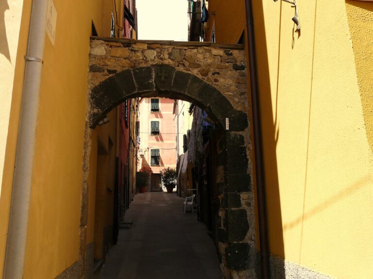 Un arco nel centro storico di Deiva Marina