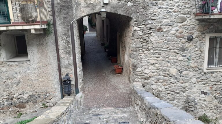 Un carruggio coperto di Zuccarello