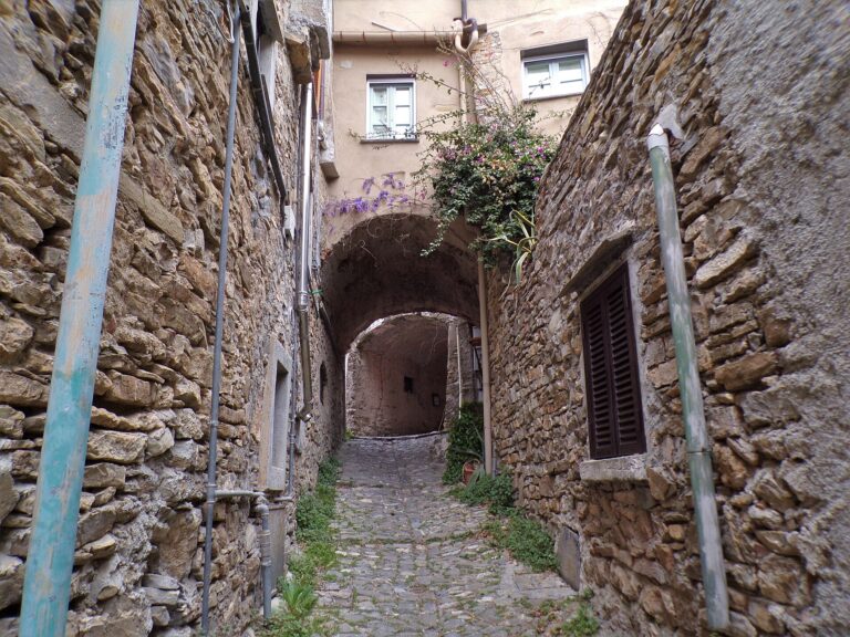 Un carruggio del borgo di Colla Micheri