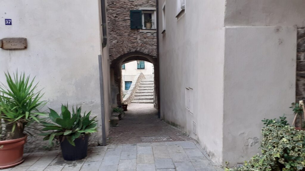 Un passaggio con scala nel borgo di Zuccarello