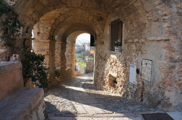 Un passaggio coperto nel borgo di Verezzi