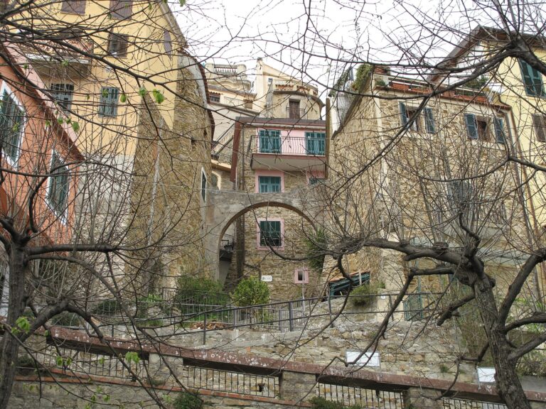 Un vicolo con archi a Perinaldo