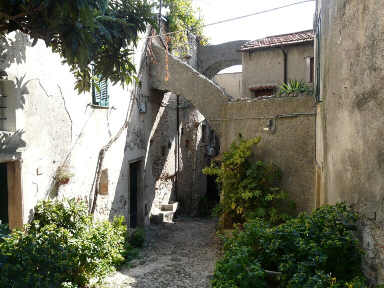 Un vicolo del borgo di Verezzi