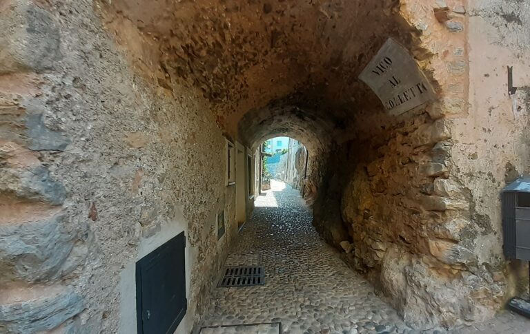 Un vicolo di Peagna, frazione di Ceriale