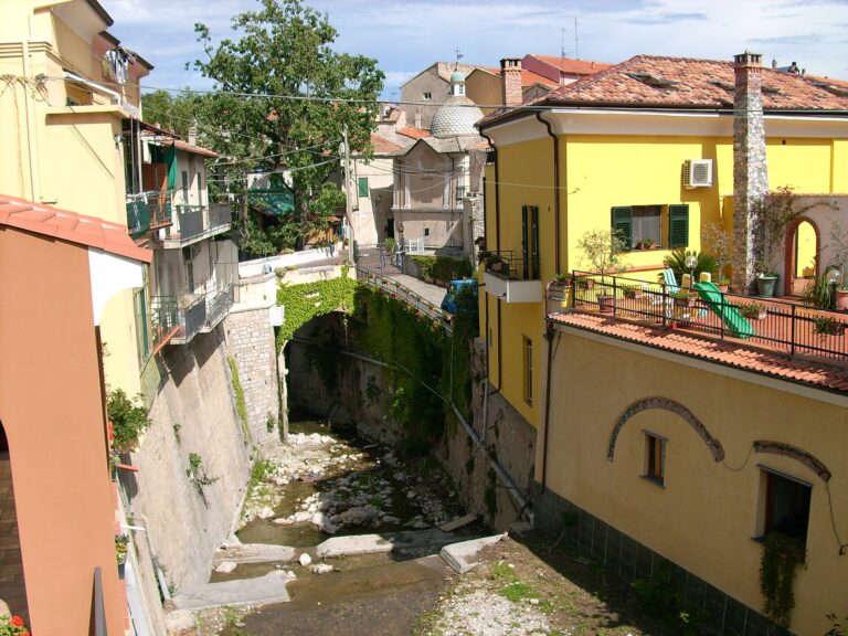 Un vicolo e il torrente nel centro di Toirano