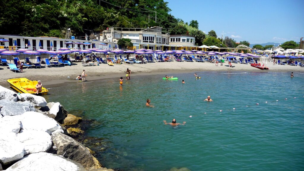 Una caletta con stabilimento a Bocca di Magra