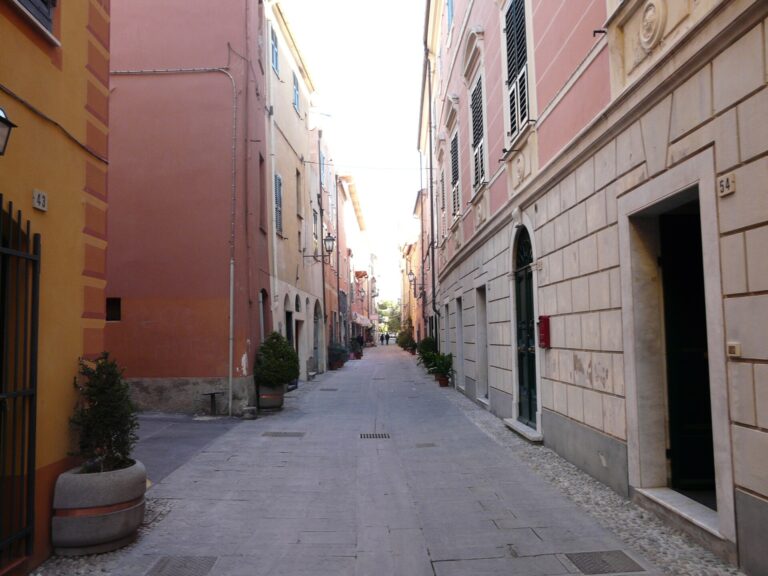 Una via del centro storico di Ceriale