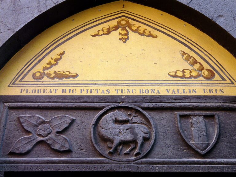 Il portale in ardesia della parrocchiale di San Lorenzo, con la lunetta