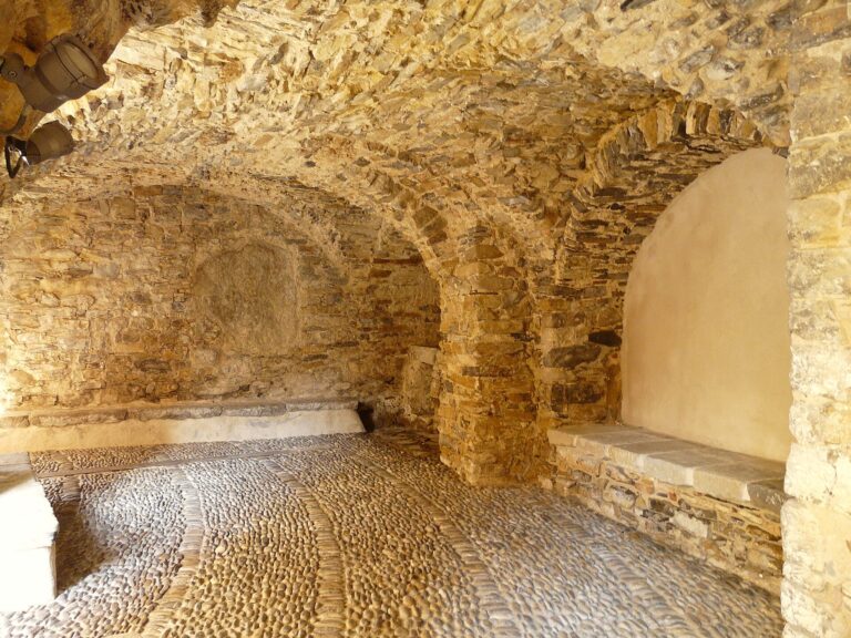 Una loggia coperta del centro storico di Vallebona, con panche in pietra