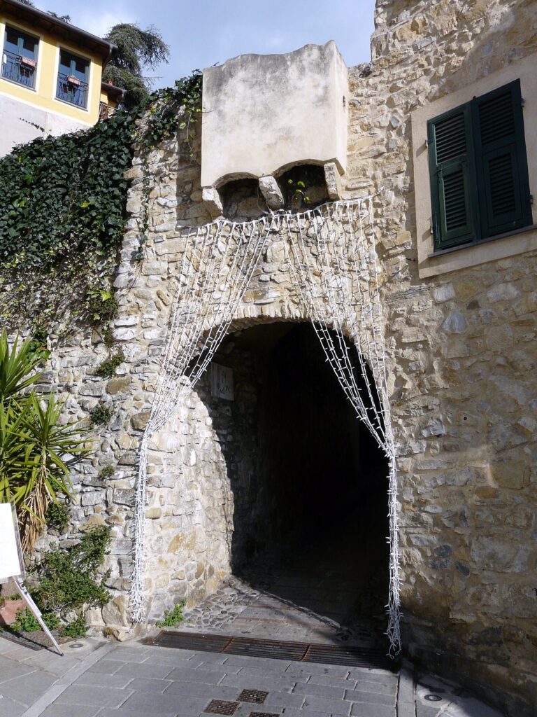 Una porta d'ingresso al centro storico, con la caditoia in alto