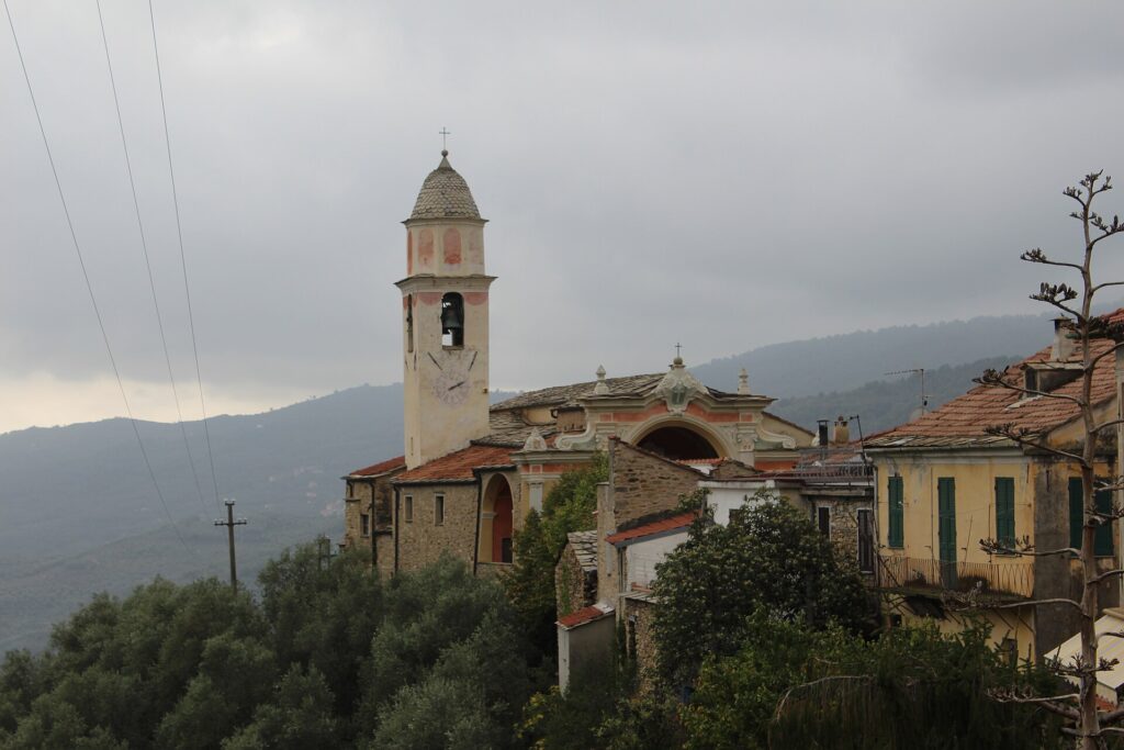 Il campanile e le case di Prelà Castello