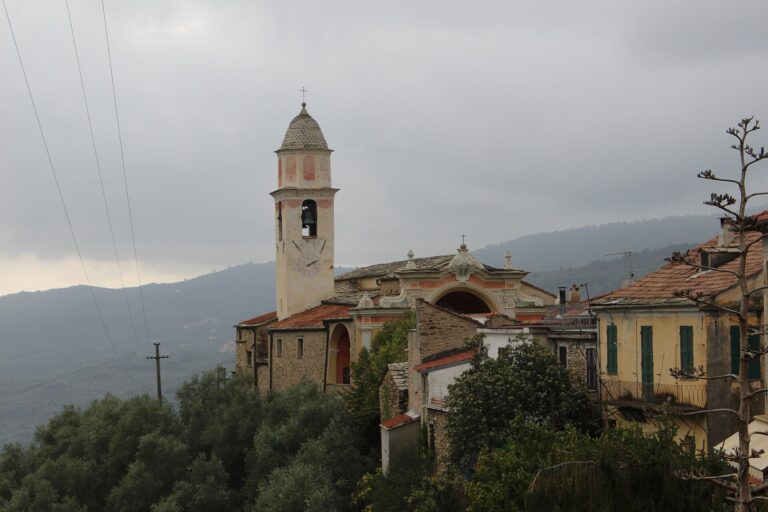 Il campanile e le case di Prelà Castello