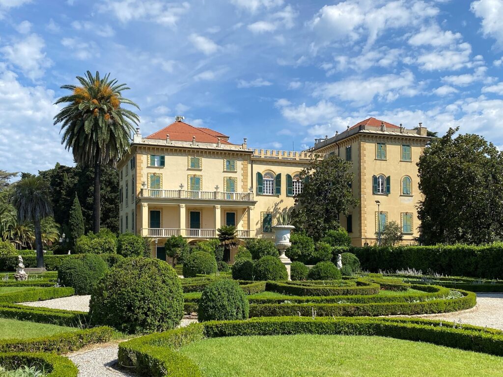 Facciata di Villa Marigola e parterre del giardino a Lerici