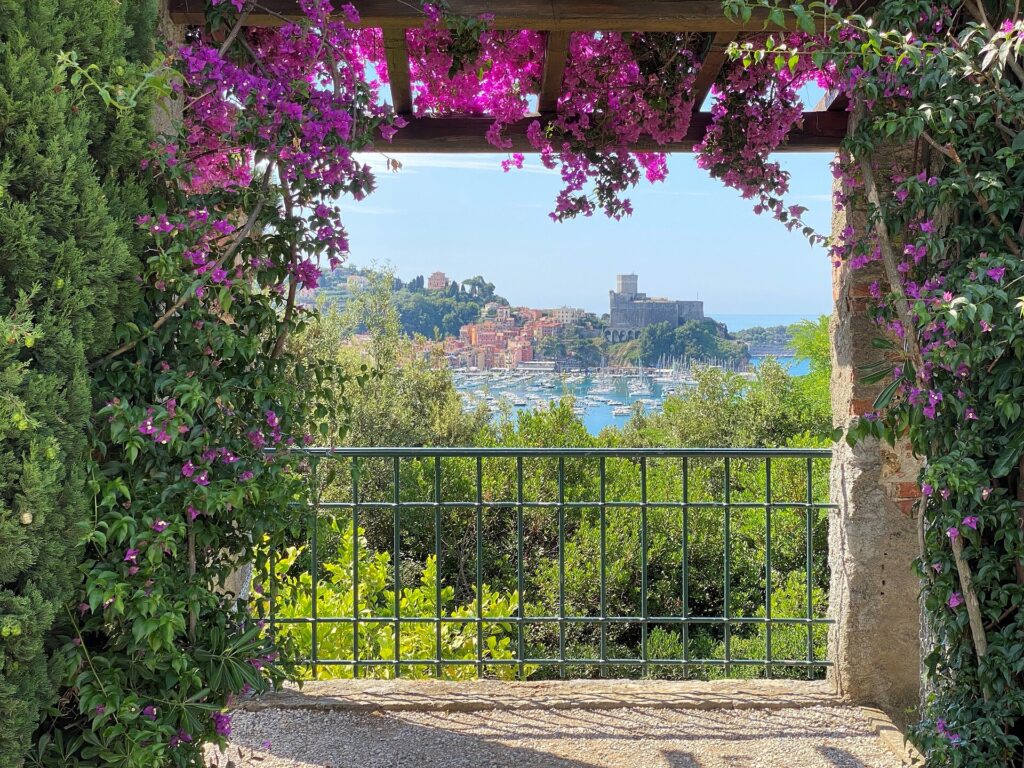 Vista sul golfo e su Lerici da una pergola di Villa Marigola