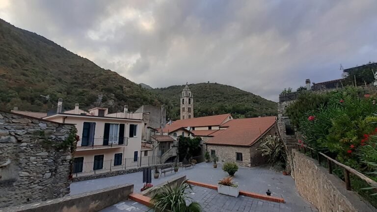 Zuccarello vista dalla piazza dell'oratorio